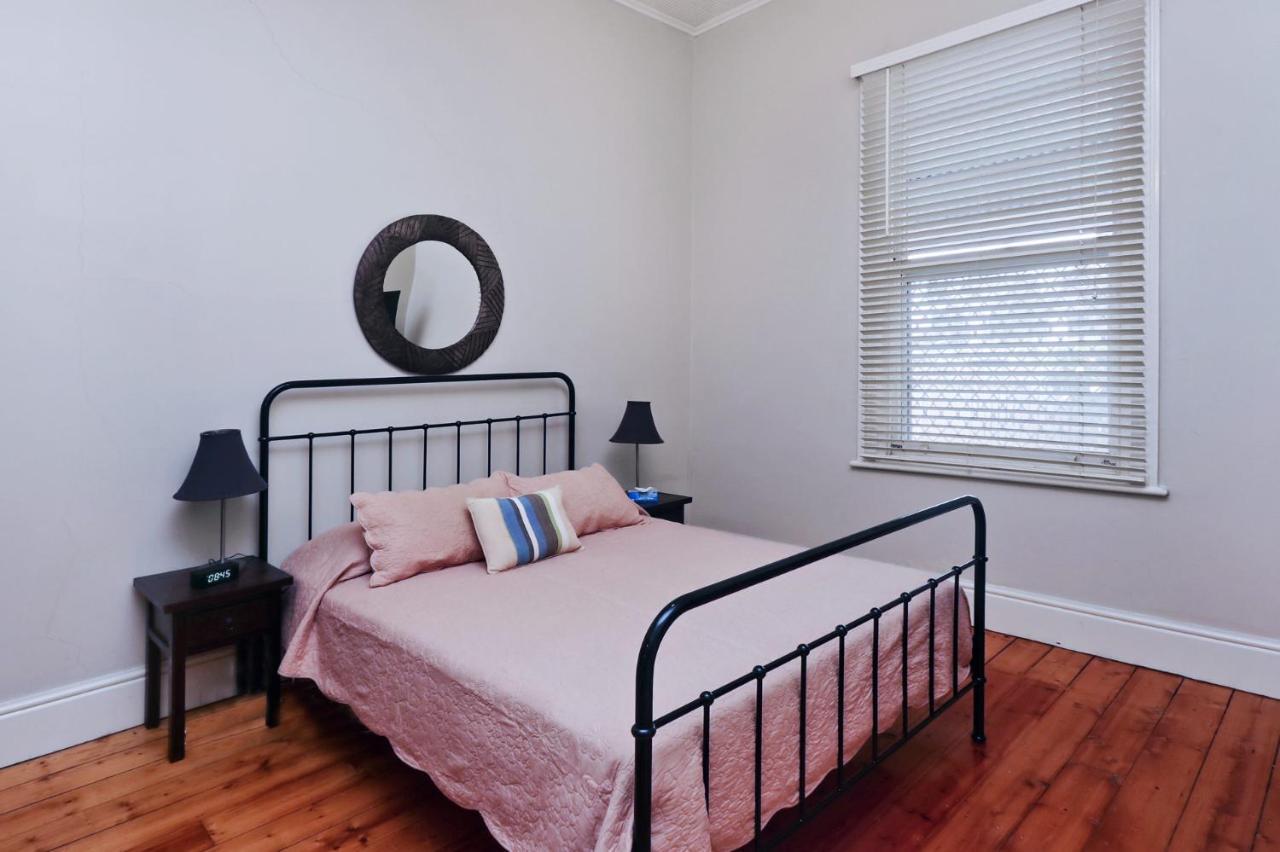 Maeville Cottage Broken Hill Room photo